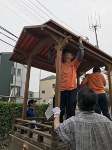 山車に屋根を取り付けているところ。