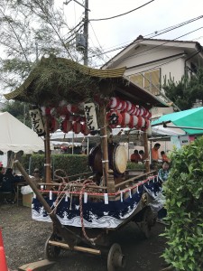 山車に提灯と笹を飾りました。